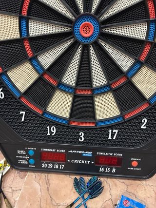 Diana electrónica y dardos