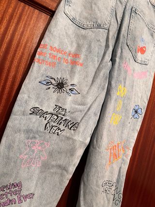 Pantalón vaquero estampado