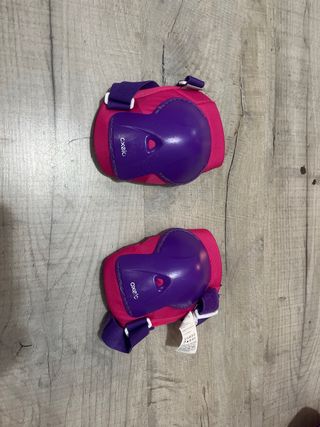 Patines rosas y protecciones con bolsa