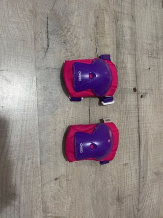 Patines rosas y protecciones con bolsa