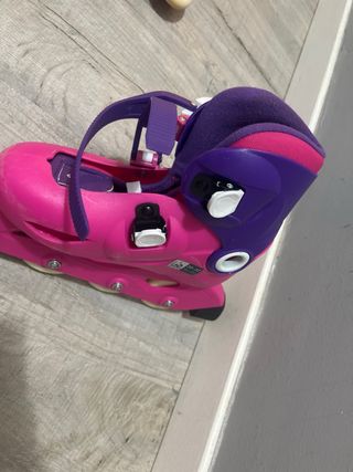Patines rosas y protecciones con bolsa