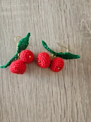 Pendientes hechos a mano. Técnica de ganchillo.