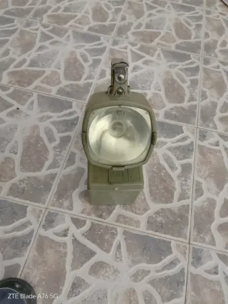 Linterna antigua militar