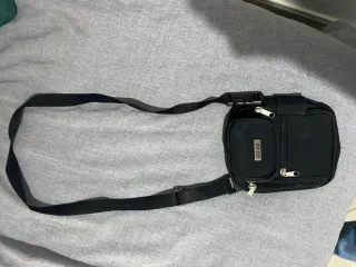 Borsello nero con tracolla