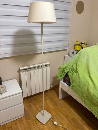 Lámpara de pie beige y blanca