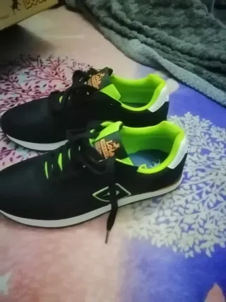 Tenis Lois Negros y Verdes