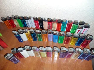 130 accendini assortiti