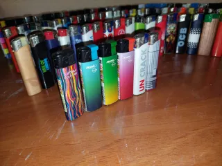 130 accendini assortiti