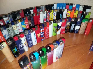 130 accendini assortiti