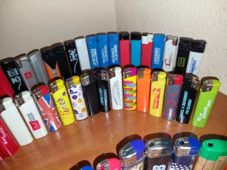 130 accendini assortiti