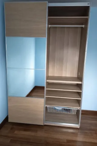 Armario puertas correderas madera y espejo