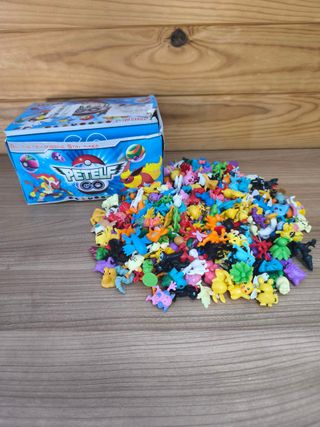 Caja Pokemon: 24 Pokeballs + 48 Muñecos Pokemon.