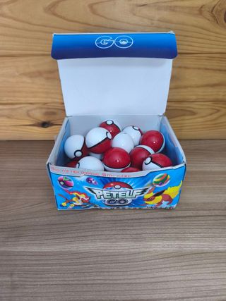 Caja Pokemon: 24 Pokeballs + 48 Muñecos Pokemon.
