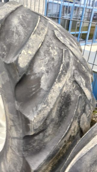 CUBIERTAS Y LLANTAS TRASERAS 600/65R28 MICHELIN