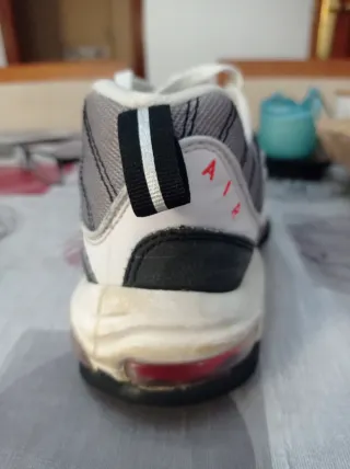 Zapatillas Nike Air Max grises y blancas