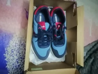 Tenis IZAS azul y rojo talla 43
