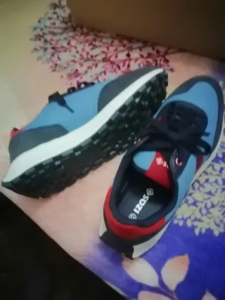 Tenis IZAS azul y rojo talla 43