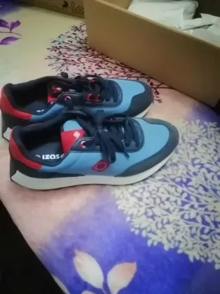 Tenis IZAS azul y rojo talla 43