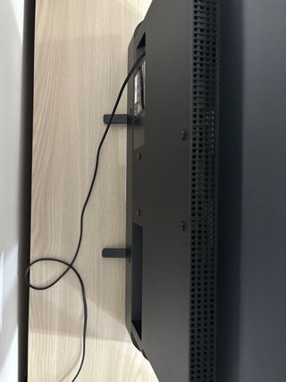 Televisor Sony con mando y cable