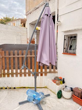 Parasol gris con base