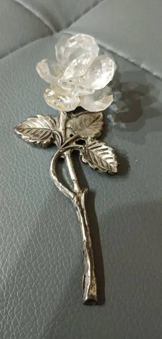 Fiore vintage in metallo argentato e cristallo