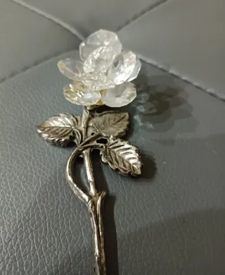 Fiore vintage in metallo argentato e cristallo