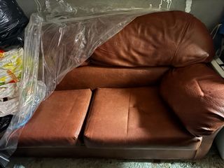 Sofá de piel marrón