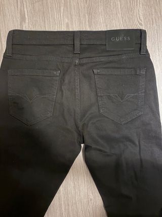 Pantalón Guess Slim Tapered Negro Hombre
