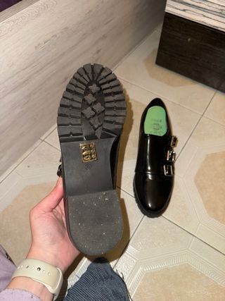 Mocasines negros con doble hebilla