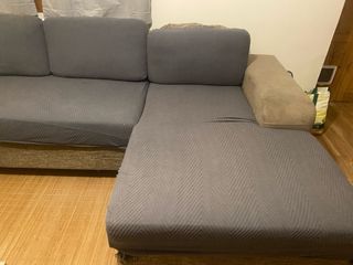 Sofá cama con chaise longue.