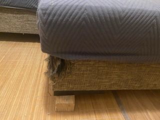 Sofá cama con chaise longue.