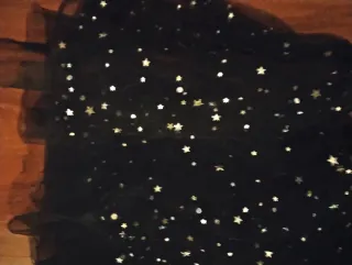 Disfraz negro con estrellas plateadas talla 6 a 8