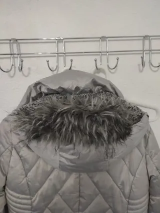 Anorak gris plata con capucha