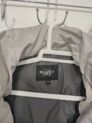 Anorak gris plata con capucha