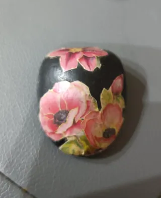 Piccolo sasso fermacarte con fiori in decoupage