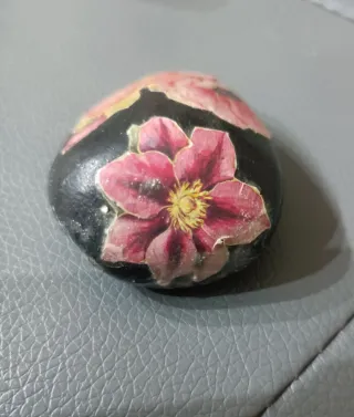 Piccolo sasso fermacarte con fiori in decoupage