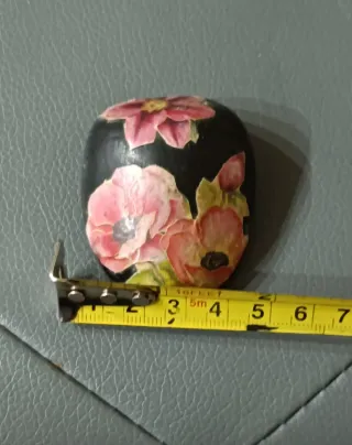 Piccolo sasso fermacarte con fiori in decoupage
