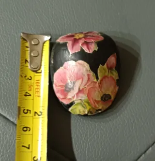 Piccolo sasso fermacarte con fiori in decoupage