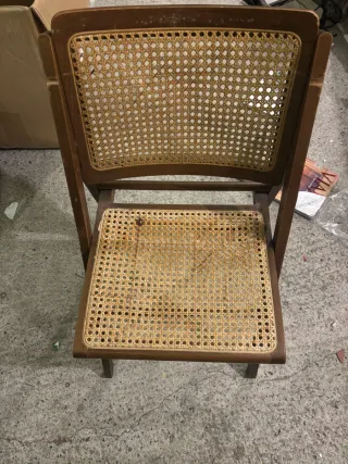 Silla de mimbre y madera plegable