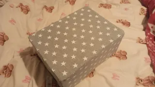 Caja rectangular forrada de tela gris