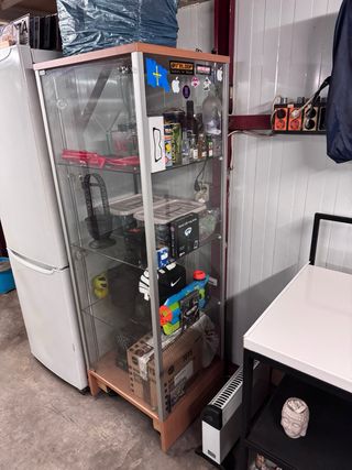 Vitrina expositora madera, cristal y ruedas