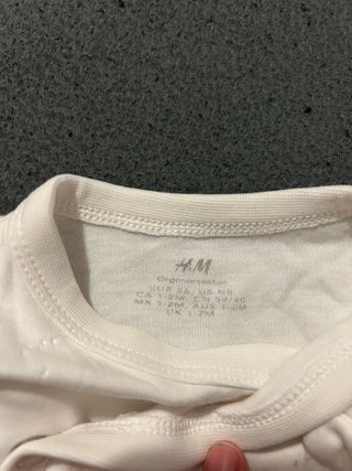 Body de bebé branco com carinhas