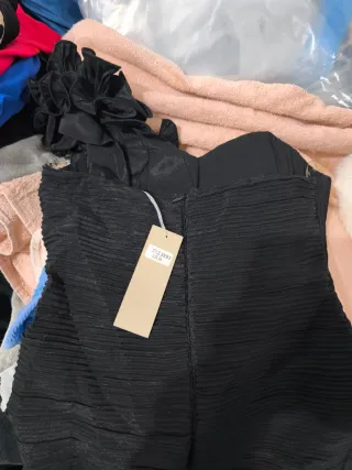 Abito monospalla nero con rouge