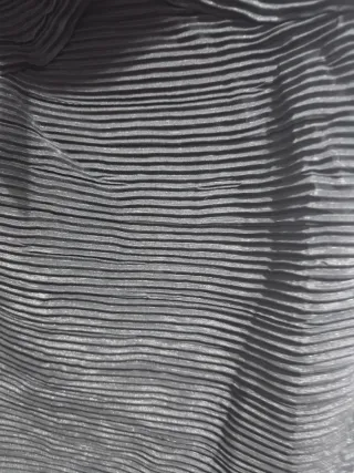 Abito monospalla nero con rouge