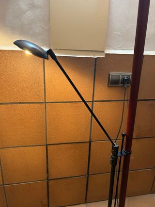 Lámpara de pie moderna metal y plástico