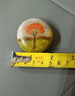 Piccolo sasso fermacarte con albero dipinto a mano