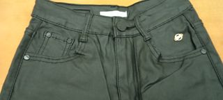 Pantalones negros efecto piel