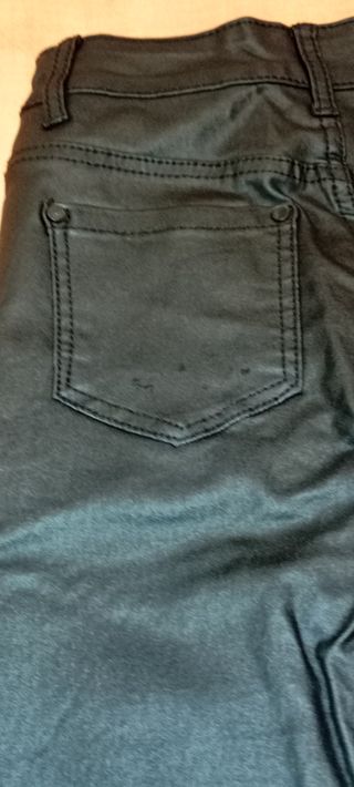 Pantalones negros efecto piel