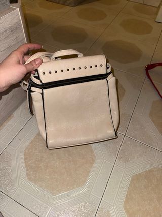 Mochila pequeña beige con tachuelas