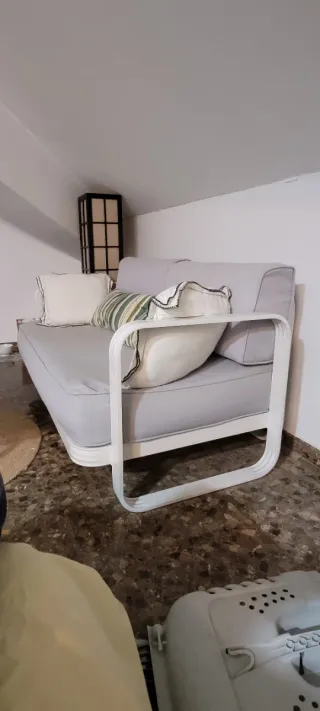 Sofá de terraza gris con mesa